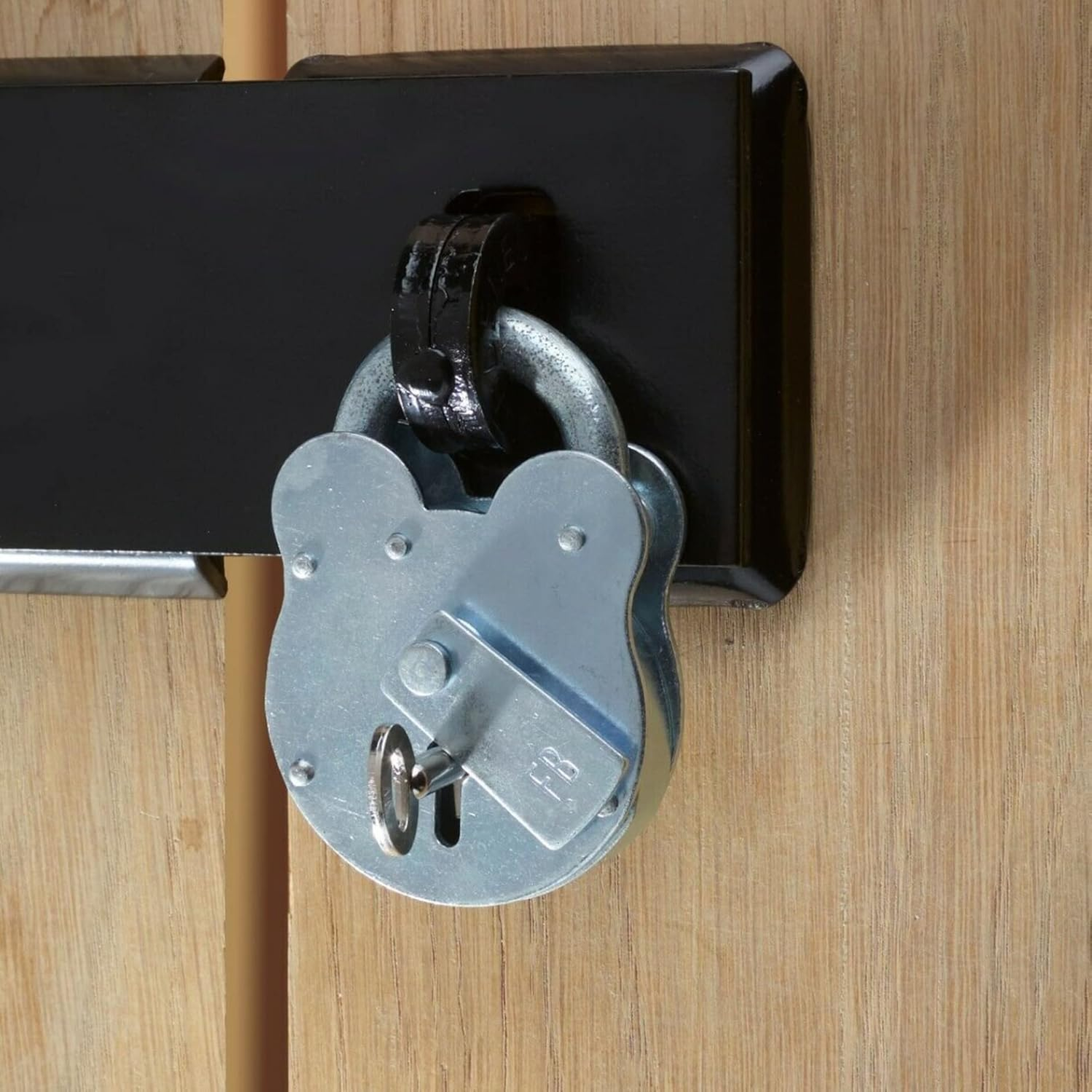 A Guide to the Different Types of Shackle Padlocks | Locks Direct