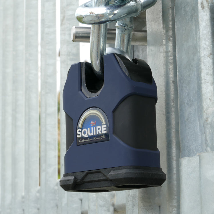 Closed shackle padlock